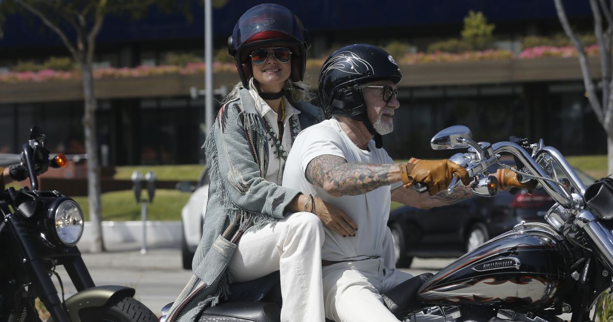 Laeticia Hallyday A Los Angeles Virees Bikers Sur La Moto De Son Johnny Purepeople