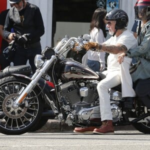 Exclusif - Laeticia Hallyday fait une grande virée sur les Harley-Davidson de Johnny avec Pierre Billon, Philippe Fatien et Fabrice Le Ruyet (mari d'Anne Marcassus) à Los Angeles le 28 septembre 2018.