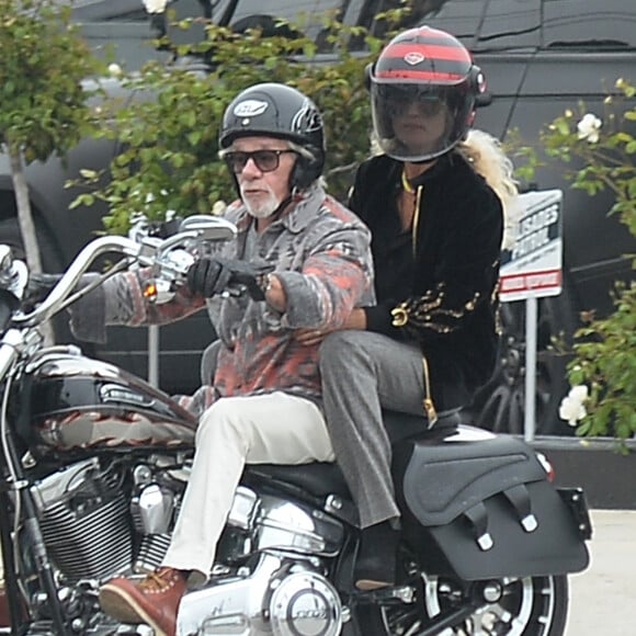 Exclusif - Laeticia Hallyday fait une grande virée sur les Harley-Davidson de Johnny avec Pierre Billon, Philippe Fatien et Fabrice Le Ruyet (mari d'Anne Marcassus) à Los Angeles le 27 septembre 2018.