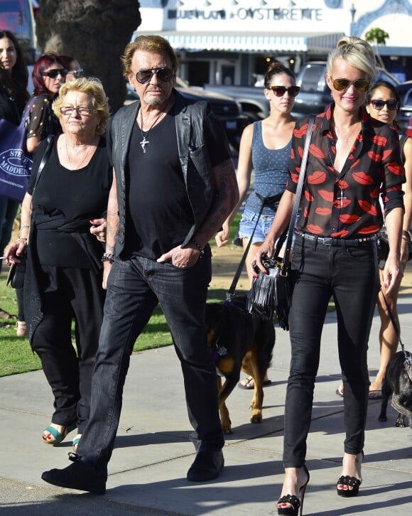 Accompagnés de Elyette, la grand-mère de Laeticia, Johnny Hallyday et sa femme Laeticia sont allés se promener en moto aux alentours de Los Angeles, le 27 septembre 2014.