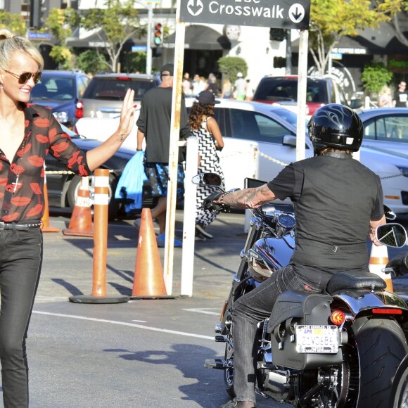 Johnny Hallyday et sa femme Laeticia sont allés se promener en moto aux alentours de Los Angeles, le 27 septembre 2014.