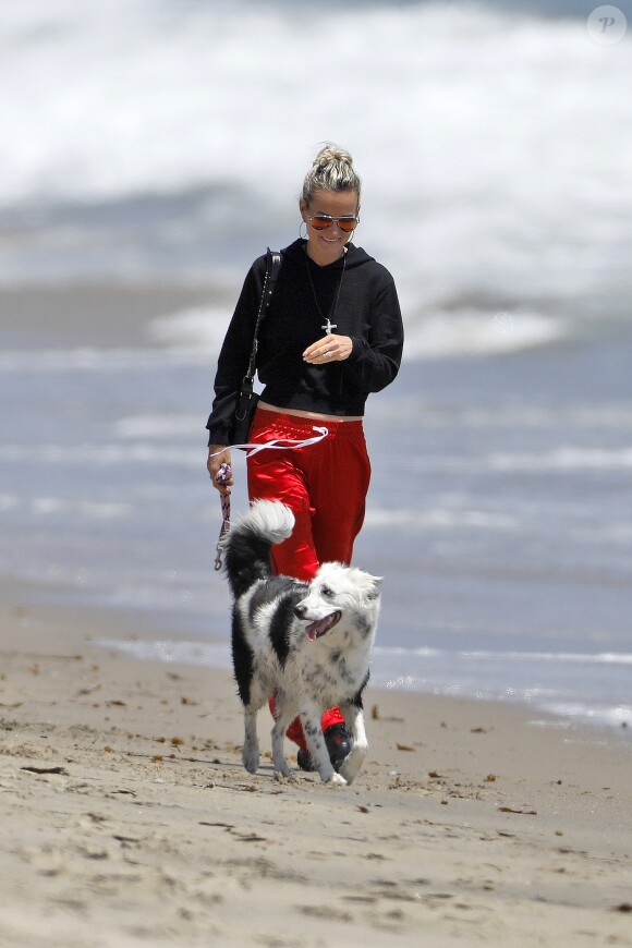 Laeticia Hallyday accompagnée de sa chienne Cheyenne va déjeuner avec Jean-François Piège et sa femme Elodie, Yaël Abrot, Christina accompagnée de sa chienne et Ezra Petronio avec sa compagne Lana Petrusevych au restaurant Nobu à Malibu le 10 mai 2018.