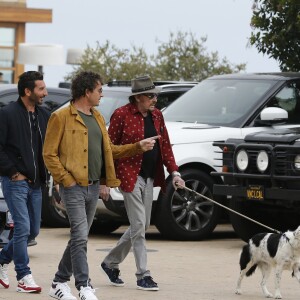 Johnny Hallyday arrive avec sa chienne Cheyenne pour aller déjeuner avec ses amis, Pierre Rambaldi et le musicien Jean-Claude Sindres au restaurant Nobu dans le quartier de Malibu à Los Angeles, Californie, Etats-Unis, le 2 avril 2017.