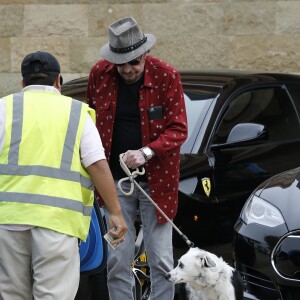 Johnny Hallyday arrive avec sa chienne Cheyenne pour aller déjeuner avec ses amis, P. Rambaldi et le musicien J.C. Sindres au restaurant Nobu dans le quartier de Malibu à Los Angeles, Californie, Etats-Unis, le 2 avril 2017.