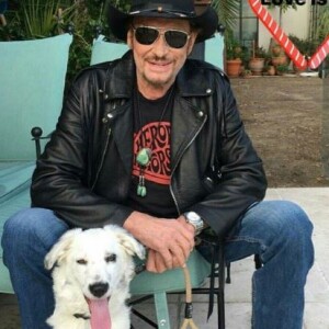 Johnny Hallyday avec sa chienne Cheyenne sur Instagram en janvier et novembre 2017. 