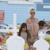 Laeticia Hallyday, ses filles Jade et Joy sont allées se recueillir sur la tombe de J.Hallyday au cimetière marin de Lorient à Saint-Barthélemy, Antilles françaises, France, le 19 avril 2018.