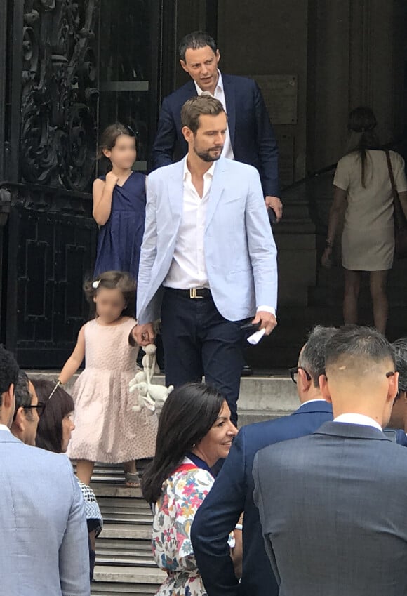 Exclusif - Marc-Olivier Fogiel avec son mari François Roelants et leurs filles Lily et Mila, Anne Hidalgo 08/07/2017 - Paris