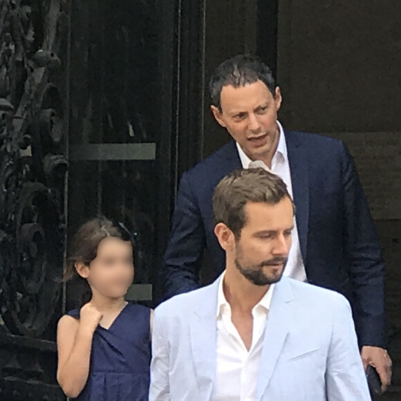 Exclusif - Marc-Olivier Fogiel avec son mari François Roelants et leurs filles Lily et Mila, Anne Hidalgo 08/07/2017 - Paris