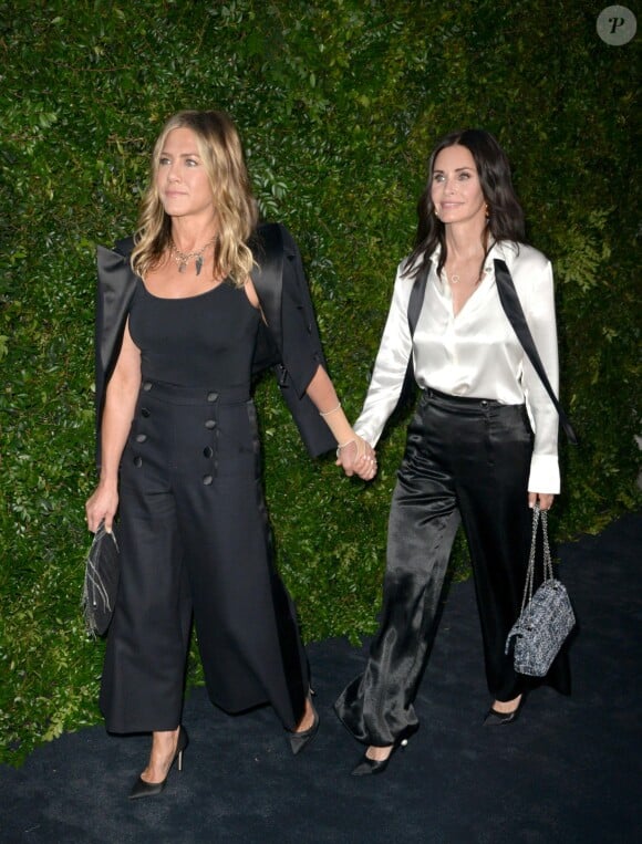 Jennifer Aniston et Courteney Cox à son arrivée au diner caritatif Chanel à Los Angeles. Le 2 juin 2018.