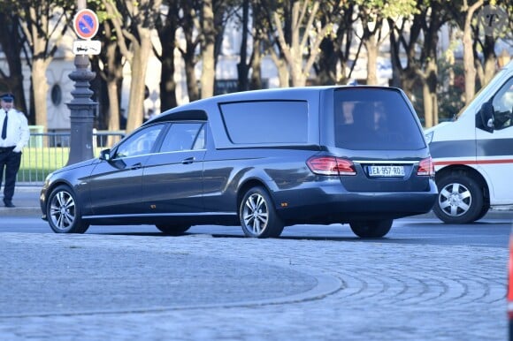 Arrivée de la voiture funéraire à l'hommage national à Charles Aznavour à l'Hôtel des Invalides à Paris, France, le 5 octobre 2018.