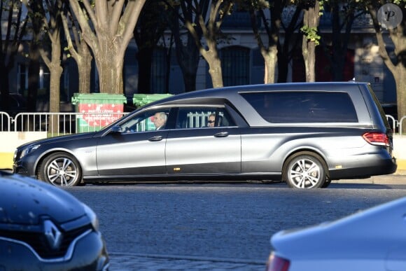 Arrivée de la voiture funéraire à l'hommage national à Charles Aznavour à l'Hôtel des Invalides à Paris, France, le 5 octobre 2018.