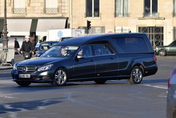 Arrivée de la voiture funéraire à l'hommage national à Charles Aznavour à l'Hôtel des Invalides à Paris, France, le 5 octobre 2018.