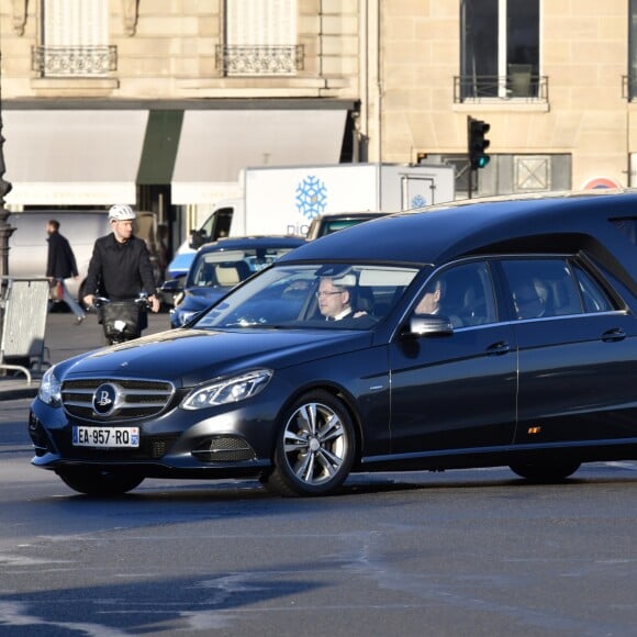 Arrivée de la voiture funéraire à l'hommage national à Charles Aznavour à l'Hôtel des Invalides à Paris, France, le 5 octobre 2018.