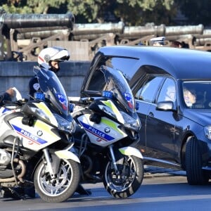 Arrivée de la voiture funéraire à l'hommage national à Charles Aznavour à l'Hôtel des Invalides à Paris, France, le 5 octobre 2018.