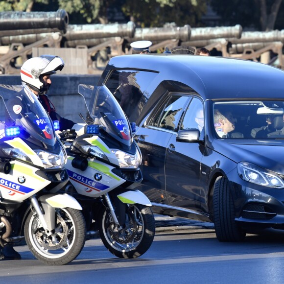 Arrivée de la voiture funéraire à l'hommage national à Charles Aznavour à l'Hôtel des Invalides à Paris, France, le 5 octobre 2018.