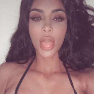 Kim Kardashian dans le bikini culte de Chanel, selfie posté sur Instagram le 1er octobre 2018.