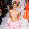 Carla Bruni défile pour Chanel - collection printemps-été 1996 - le 9 octobre 1995 à Paris.