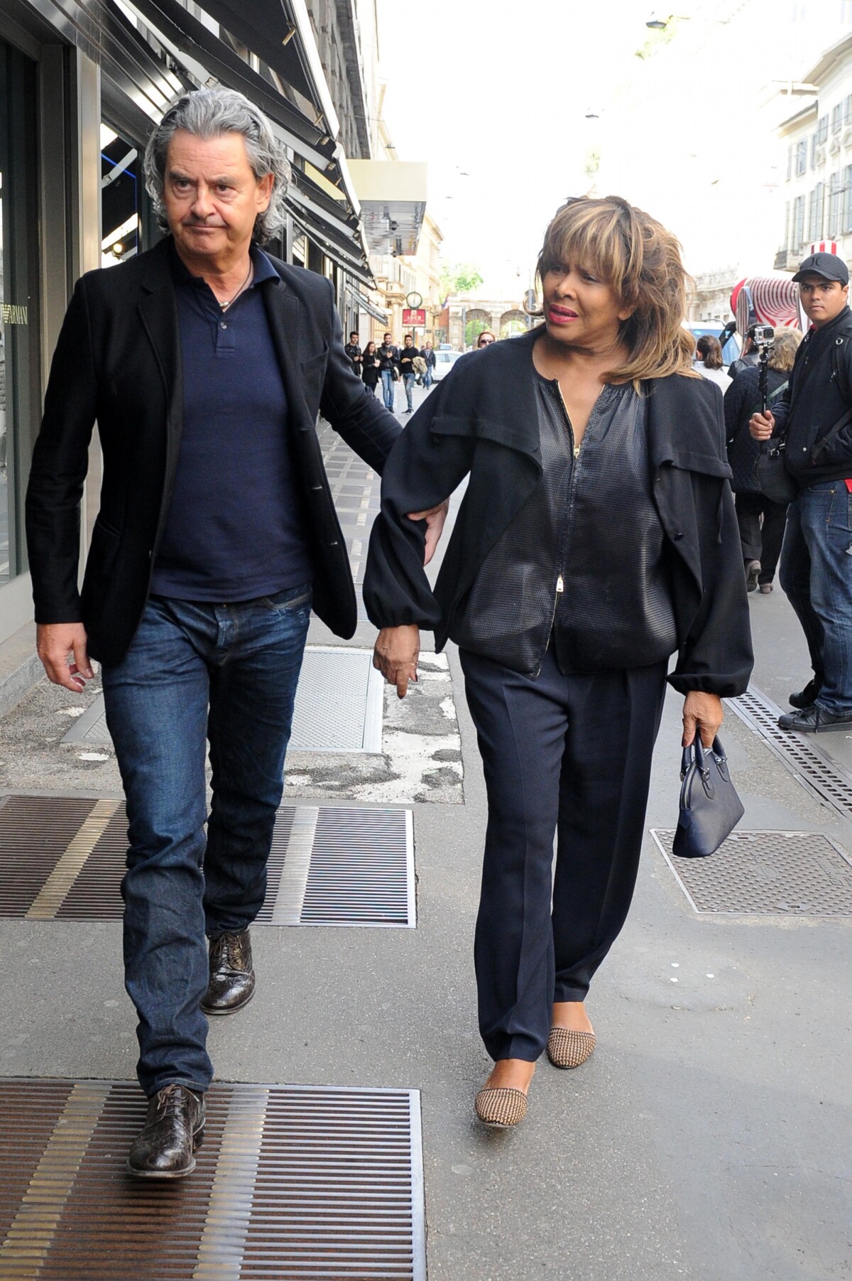 Photo Tina Turner, de son mari Erwin Bach, fait du shopping à Milan. Le 28 avril Photo Tina Turner, de son mari Erwin Bach, fait du shopping à Milan. Le 28 avril