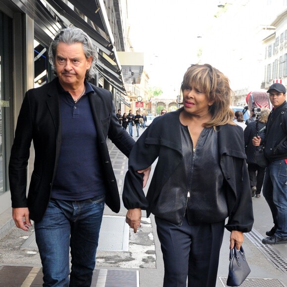 Tina Turner, accompagnée de son mari Erwin Bach, fait du shopping à Milan. Le 28 avril 2015