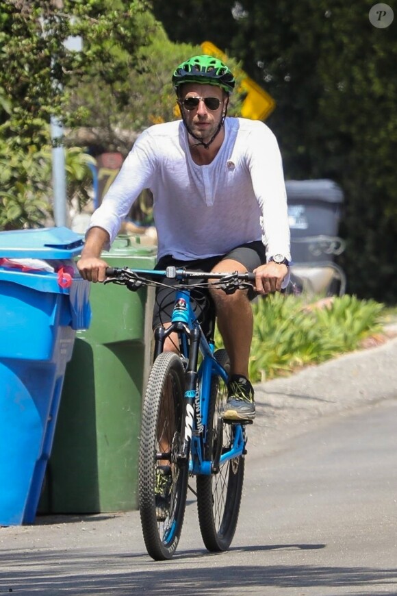 Chris Martin a été aperçu en vélo dans les rues de Malibu, le 28 aout 2018.