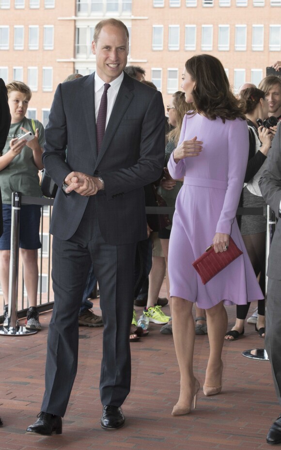 En juillet 2017, Kate Middleton portait déjà la même robe lilas de la designer Emilia Wickstead lors de son voyage officiel à Hambourg.