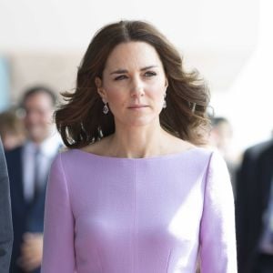 En juillet 2017, Kate Middleton portait déjà la même robe lilas de la designer Emilia Wickstead lors de son voyage officiel à Hambourg.