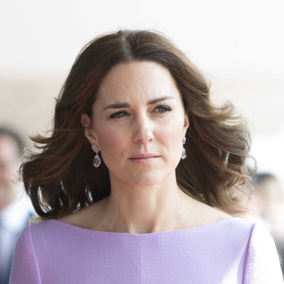 En juillet 2017, Kate Middleton portait déjà la même robe lilas de la designer Emilia Wickstead lors de son voyage officiel à Hambourg.