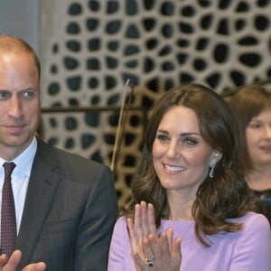 En juillet 2017, Kate Middleton portait déjà la même robe lilas de la designer Emilia Wickstead lors de son voyage officiel à Hambourg.