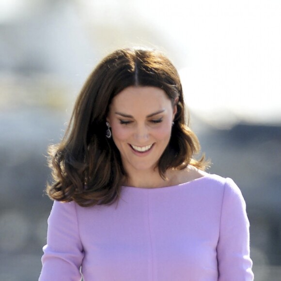 En juillet 2017, Kate Middleton portait déjà la même robe lilas de la designer Emilia Wickstead lors de son voyage officiel à Hambourg.