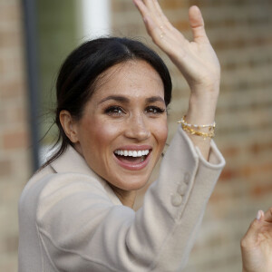 Le prince Harry, duc de Sussex, et Meghan Markle, duchesse de Sussex, rencontrent des membres du Joff, Peacehaven Youth Centre à PeaceHaven dans le Sussex le 3 octobre 2018.