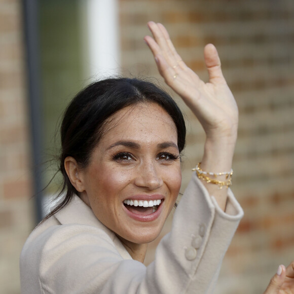 Le prince Harry, duc de Sussex, et Meghan Markle, duchesse de Sussex, rencontrent des membres du Joff, Peacehaven Youth Centre à PeaceHaven dans le Sussex le 3 octobre 2018.