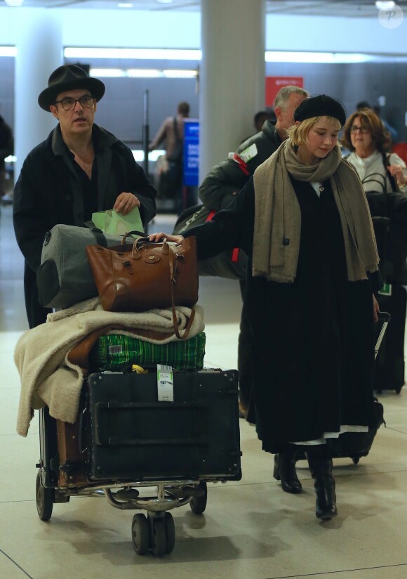 Exclusif - Haley Bennett arrive à l'aéroport de JFK avec son nouveau compagnon Joe Wright à New York, le 23 janvier 2018.