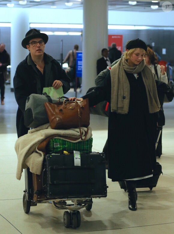 Exclusif - Haley Bennett arrive à l'aéroport de JFK avec son nouveau compagnon Joe Wright à New York, le 23 janvier 2018.
