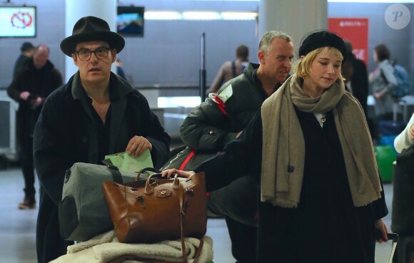 Exclusif - Haley Bennett arrive à l'aéroport de JFK avec son nouveau compagnon Joe Wright à New York, le 23 janvier 2018.