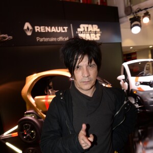 Nicola Sirkis - Présentation de la Renault Zoé Série Limitée Star Wars directement liée à l'univers du futur film Star Wars: Han Solo, qui sortira au printemps 2018, à l'atelier Renault sur les Champs Elysées à Paris, France, le 13 décembre 2017. La Zoé Star Wars sera Commercialisée au printemps prochain, et disponible uniquement en 1000 exemplaires. Renault partenaire de la saga STAR WARS™. © Rachid Bellak/Bestimage  Presentation of the Renault Zoe Star Wars Limited Series at the Renault workshop on the Champs Elysees in Paris, France, on December 13, 2017.13/12/2017 - Paris