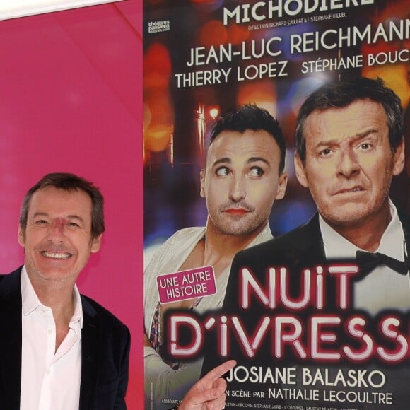 Jean-Luc Reichmann pose devant l'affiche du film "Nuit d'ivresse" à Paris le 9 janvier 2018