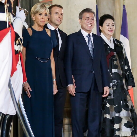 Le président de la République française Emmanuel Macron, sa femme la Première Dame Brigitte Macron (Trogneux), le président de la République de Corée du Sud Moon Jae-in et sa femme Kim Jung-Sook - Le président de la République française et sa femme la Première Dame reçoivent le président de la République de Corée du Sud et sa femme pour un diner d'Etat au palais de l'Elysée à Paris, France, le 15 octobre 2018. © Stéphane Lemouton/Bestimage