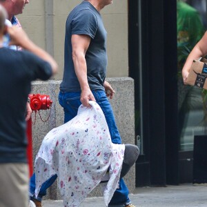 Daniel Craig et sa femme Rachel Weisz se promènent avec leur nouveau-né, une fille dont le prénom n'est pas encore connu, à New York, le 26 septembre 2018.