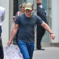Daniel Craig : James Bond "émasculé" avec son porte-bébé ?
