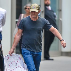 Daniel Craig et sa femme Rachel Weisz se promènent avec leur nouveau-né, une fille dont le prénom n'est pas encore connu, à New York, le 26 septembre 2018.