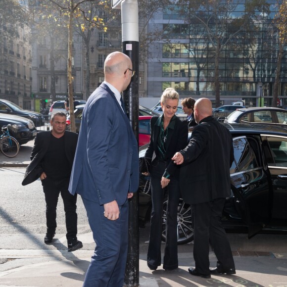 Laeticia Hallyday se rend dans les locaux de la station de radio RTL avec son agent Laurence Favalelli pour un interview suite à la sortie de l'album de Johnny "Mon pays c'est l'amour" à Neuilly-sur-Seine le 19 octobre 2018.