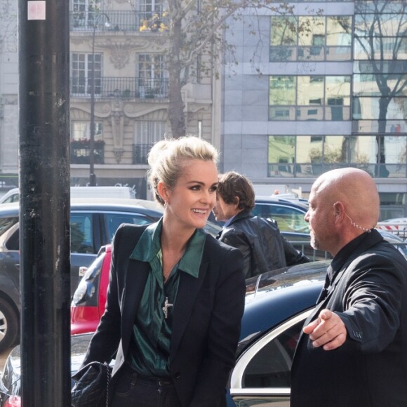 Laeticia Hallyday se rend dans les locaux de la station de radio RTL avec son agent Laurence Favalelli pour un interview suite à la sortie de l'album de Johnny "Mon pays c'est l'amour" à Neuilly-sur-Seine le 19 octobre 2018.