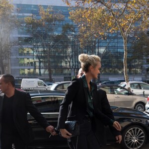 Laeticia Hallyday se rend dans les locaux de la station de radio RTL avec son agent Laurence Favalelli pour un interview suite à la sortie de l'album de Johnny "Mon pays c'est l'amour" à Neuilly-sur-Seine le 19 octobre 2018.