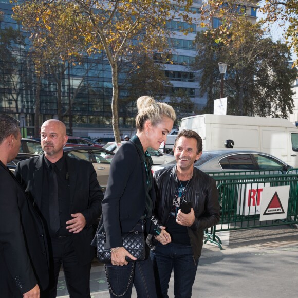 Laeticia Hallyday se rend dans les locaux de la station de radio RTL avec son agent Laurence Favalelli pour un interview suite à la sortie de l'album de Johnny "Mon pays c'est l'amour" à Neuilly-sur-Seine le 19 octobre 2018.