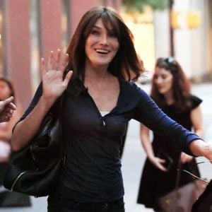 Exclusif - Carla Bruni-Sarkozy et son mari Nicolas Sarkozy quittent l'hôtel Carlyle à New York pour aller dîner le 17 juin 2017.