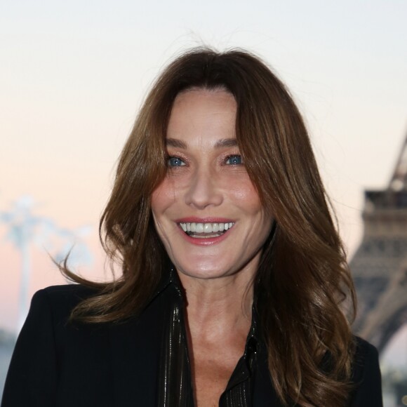 Carla Bruni-Sarkozy - People au défilé de mode "Saint-Laurent" PAP printemps-été 2019 au Trocadero devant la Tour Eiffel à Paris le 25 septembre 2018 © Denis Guignebourg/Bestimage