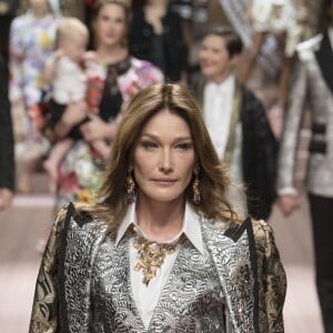 Carla Bruni-Sarkozy lors du défilé Dolce & Gabbana pour la collection Prêt-à-Porter Printemps/Eté 2019 lors de la Fashion Week de Milan, Italie, le 23 septembre 2018.