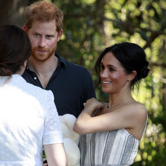 Le prince Harry, duc de Sussex, et Meghan Markle, duchesse de Sussex (enceinte) arrivent baie Kingfisher, sur l'île Fraser, en Australie, le 22 octobre 2018. Le couple rencontre les habitant de l'île.