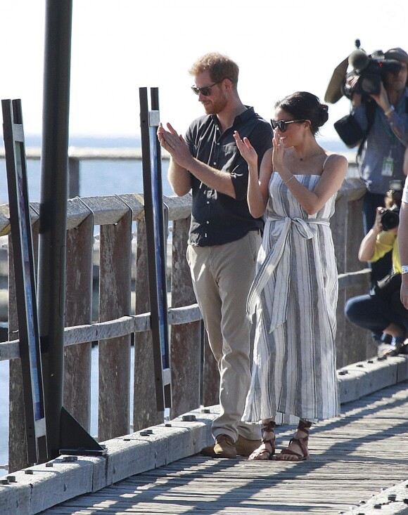 Le prince Harry, duc de Sussex, et Meghan Markle, duchesse de Sussex (enceinte) arrivent baie Kingfisher, sur l'île Fraser, en Australie, le 22 octobre 2018. Le couple rencontre les habitant de l'île.