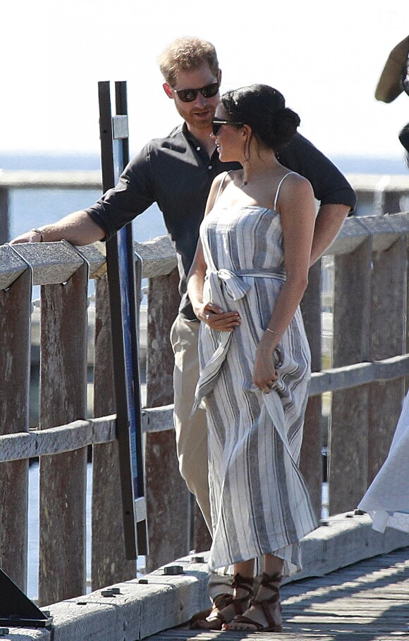 Le prince Harry, duc de Sussex, et Meghan Markle, duchesse de Sussex (enceinte) arrivent baie Kingfisher, sur l'île Fraser, en Australie, le 22 octobre 2018. Le couple rencontre les habitant de l'île.